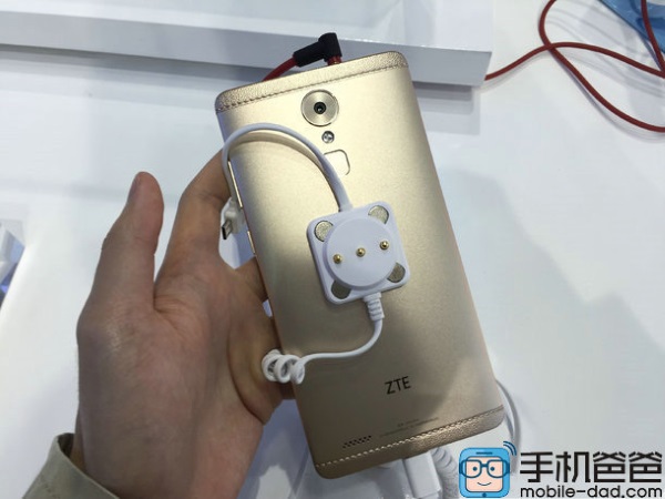 ZTE-Axon-Max (1)