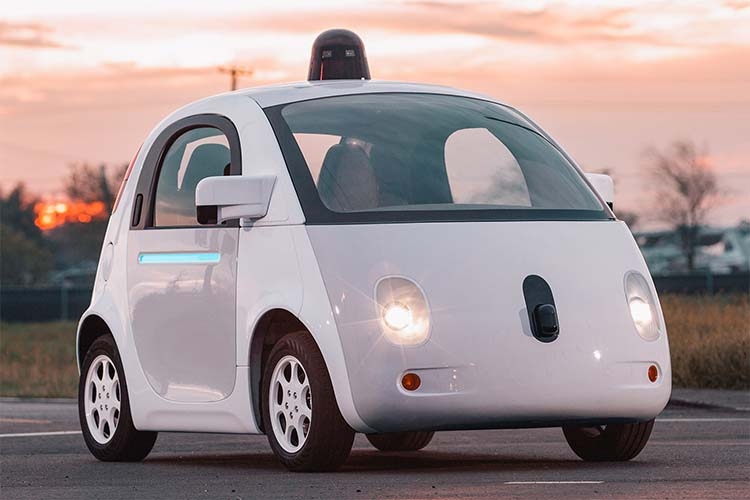 کومپانی گوگل شاید به عنوان پیشتاز فناوری رانندگی خودکار شناخته‌ شده باشد.تصویر مربوط به نمونه‌ی اولیه از خودروی خودران گوگل است.
